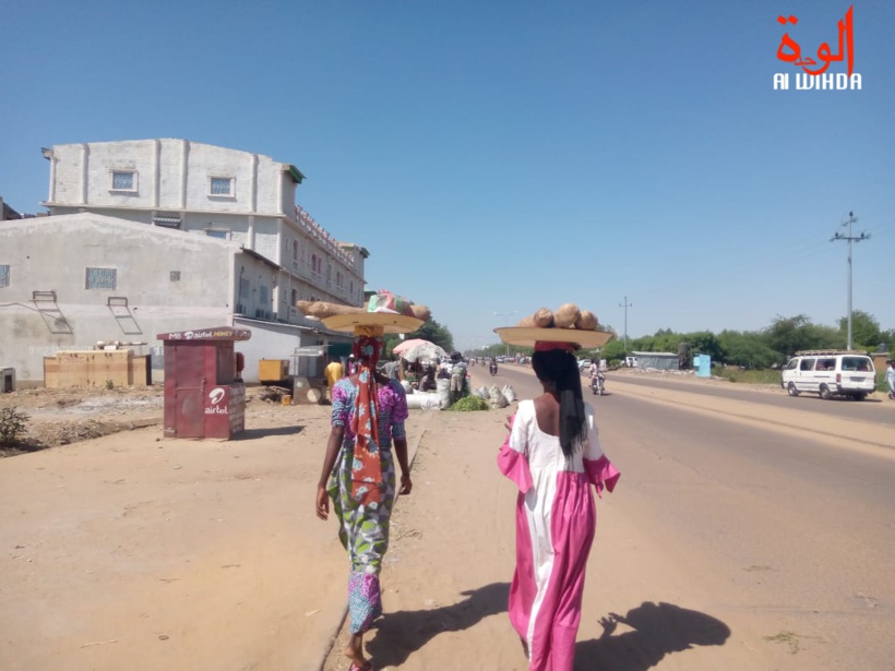 Des vendeuses ambulantes à N'Djamena. © Yana Abdoulaye/Alwihda Info