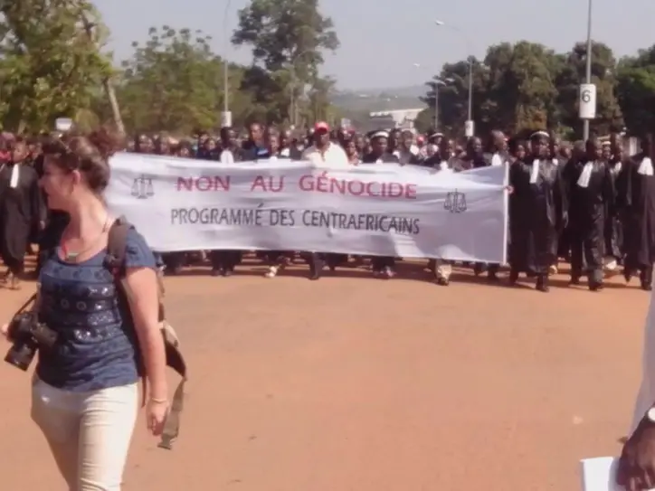 Les centrafricains manifestent dans les rues de Bangui. Crédit photo : Chris Can