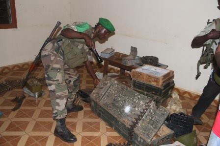 Les soldats de la MISCA saisissent des stocks d'armes au domicile d'un général de l'ex-Séléka. Bangui. © Diaspora Media