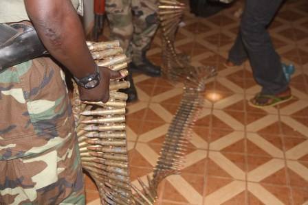 Les soldats de la MISCA saisissent des stocks d'armes au domicile d'un général de l'ex-Séléka. Bangui. © Diaspora Media