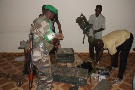 Les soldats de la MISCA saisissent des stocks d'armes au domicile d'un général de l'ex-Séléka. Bangui. © Diaspora Media