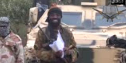 Le chef de Boko Haram, Abubakar Shekau, dans une vidéo où il évoque l'enlèvement des 233 jeunes filles, le 5 mai 2014. | AFP/HO