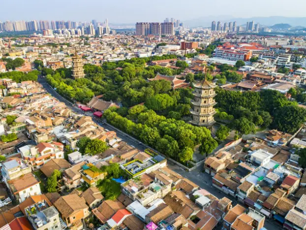 Photo taken on Aug. 9, 2022 shows the twin pagodas in the east and west of the Kaiyuan temple, Quanzhou, southeast China's Fujian province. (Photo by Huang Wancheng/People's Daily Online)