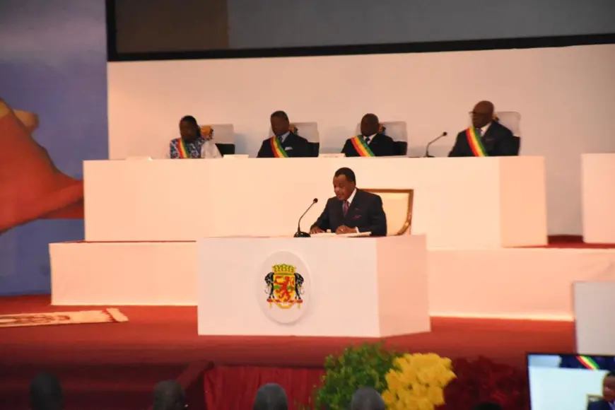 Denis Sassou N'Guesso s'adressant à la nation devant le parlement réuni en congrès.