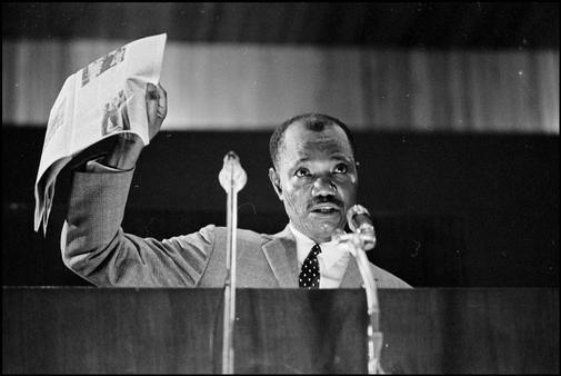 L'ex-Président Tombalbaye prononce le discours marquant l'indépendance du Tchad. Crédit photo : Sources