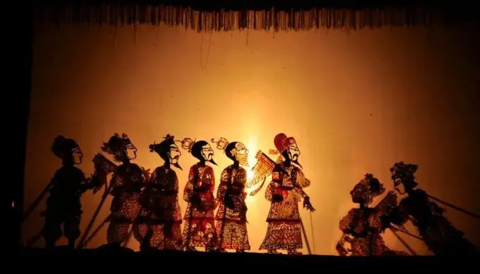 A stage photo of a shadow puppet play adapted from ancient Chinese novel Investiture of the Gods. (Photo from the official account of the cultural museum of Tengchong, Yunnan province, on WeChat)