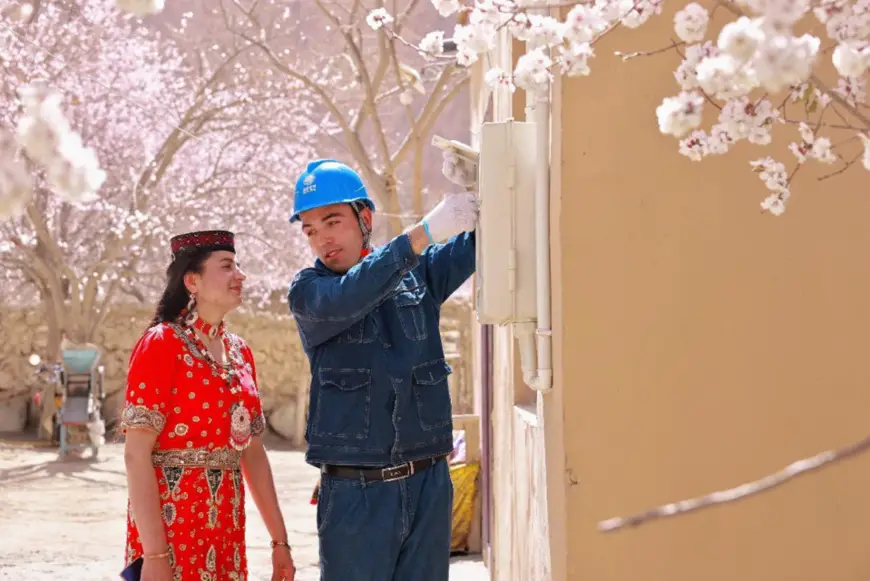 An electrician of a local power supply company launches an electricity inspection for residents in northwest China's Xinjiang Uygur autonomous region. (Photo by Wang Kang)