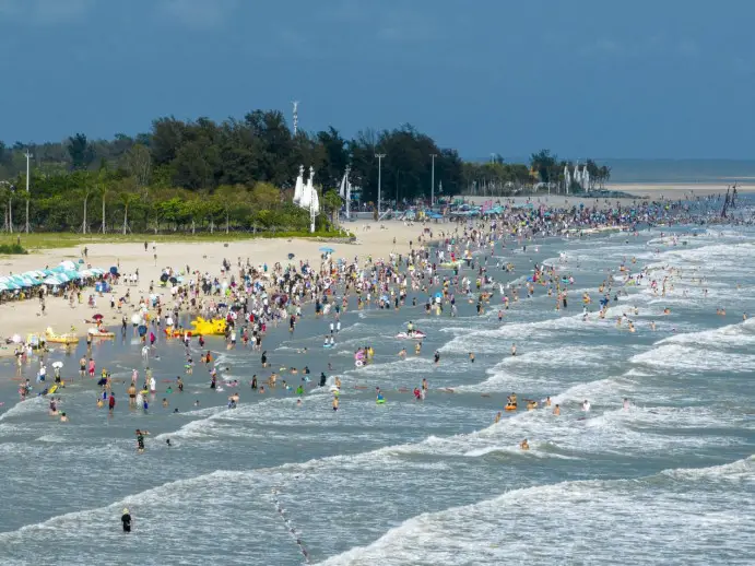 Photo shows the Silver Beach national tourist resort in Beihai, south China's Guangxi Zhuang autonomous region. (Photo by Li Junguang/People's Daily Online)