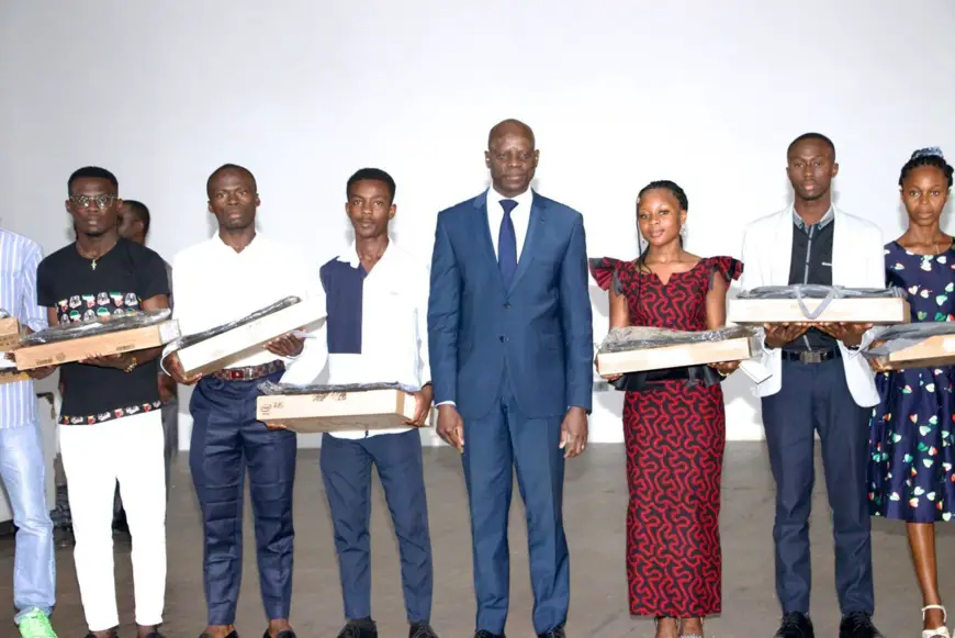 Côte d’Ivoire : Les 200 meilleurs étudiants dotés de 200 ordinateurs et de codes d’accès à une bibliothèque numérique