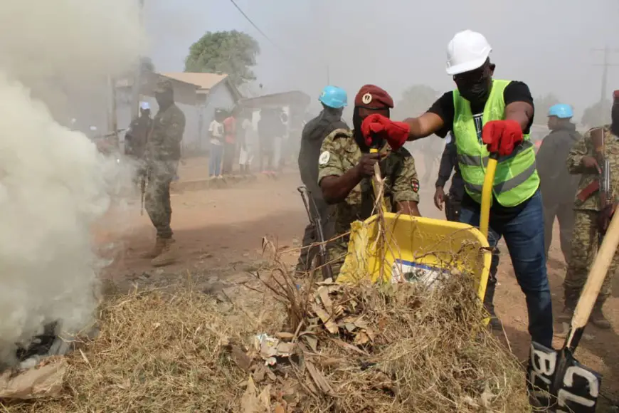 Centrafrique : Le débroussaillage des quartiers de Bangui par le Premier Ministre Félix Moloua