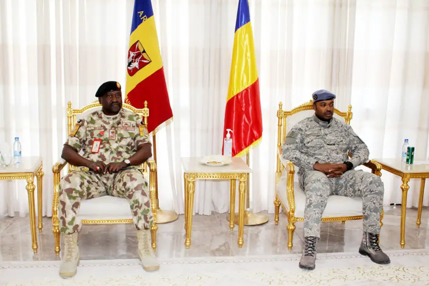 Tchad : visite du Commandant de la FMM à la base aérienne de N'Djamena. © Armée de l'air