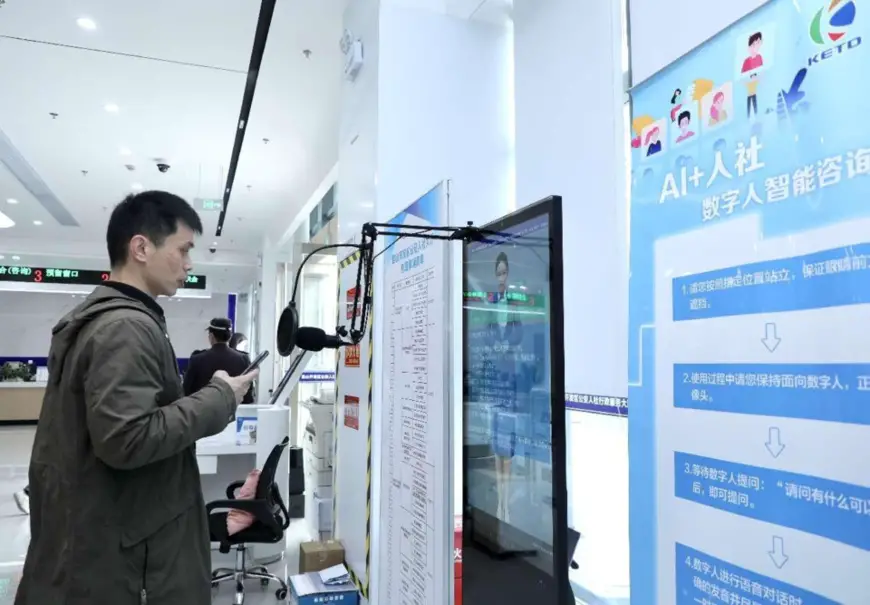 A man handles his affairs with the help of an AI-enabled system at the service hall of the department of human resources and social security of Kunshan Economic and Technological Development Zone, east China's Jiangsu province. (Photo by Yuan Xinyu/People's Daily Online)
