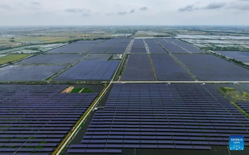 An aerial drone photo taken on May 21, 2024 shows a photovoltaic power project in Yangzhou, east China's Jiangsu Province. In recent years, the city of Yangzhou has been boosting the construction of clean energy projects to promote the green development. (Xinhua/Li Bo)