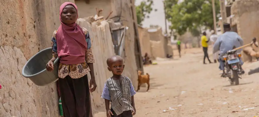 © UNICEF/Islamane Abdou Une jeune fille et son cousin dans les rues d'un village du sud du Niger.