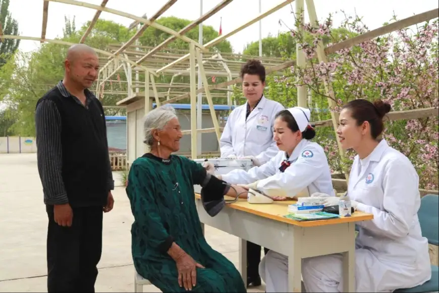 A free clinic is given by medical workers to a village in Aksu, northwest China's Xinjiang Uygur autonomous region. (Photo by Bao Liangting/People's Daily Online)