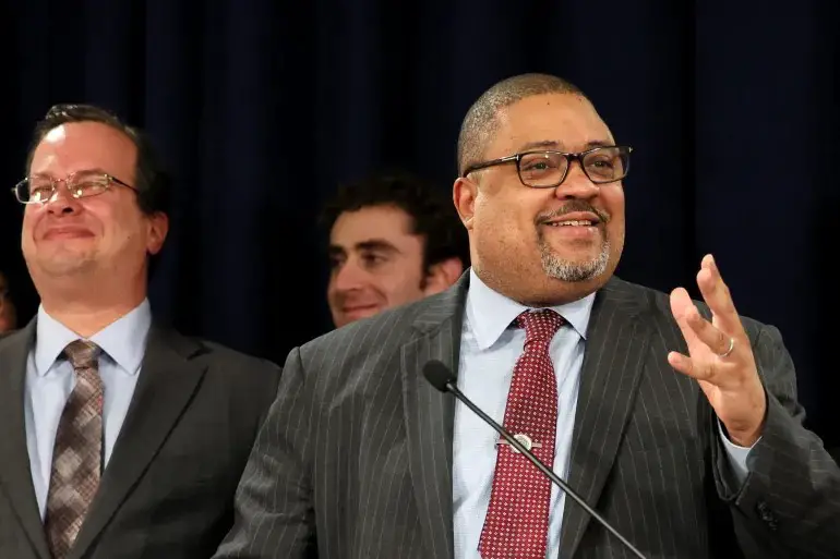 Le procureur du district de Manhattan, Alvin Bragg, tient une conférence de presse le 30 mai, après la lecture du verdict. Photo : Brendan McDermid/Reuters