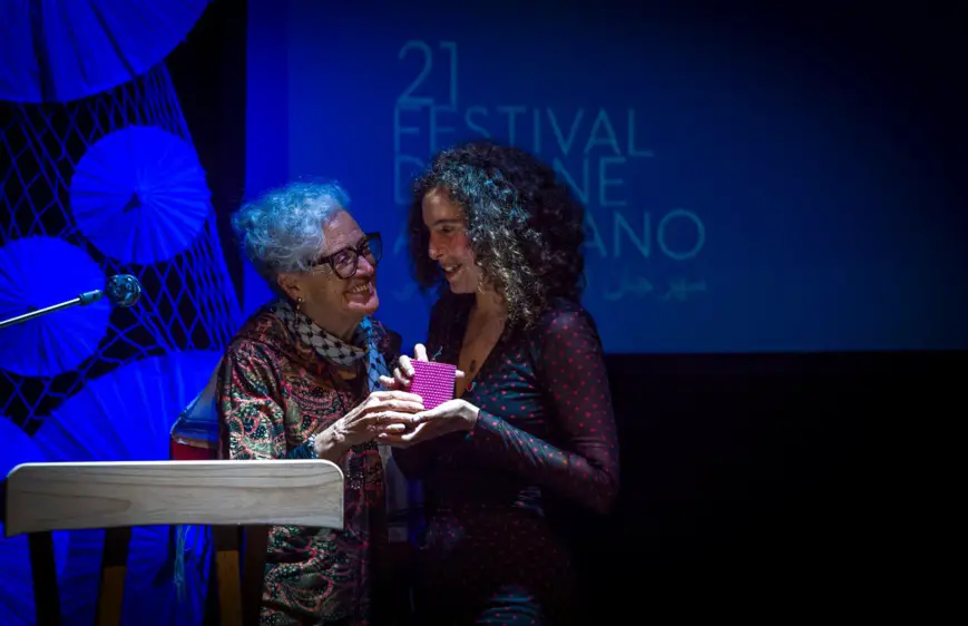 La réalisatrice Farida Benlyazid remet le prix du meilleur long métrage à Lina Soualem