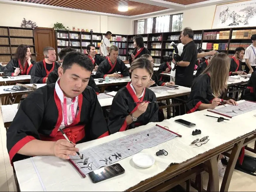 Youth representatives from Shanghai Cooperation Organization (SCO) member states learn Chinese calligraphy in Qingdao, east China's Shandong province. (Photo by Zhang Bolan/People's Daily)