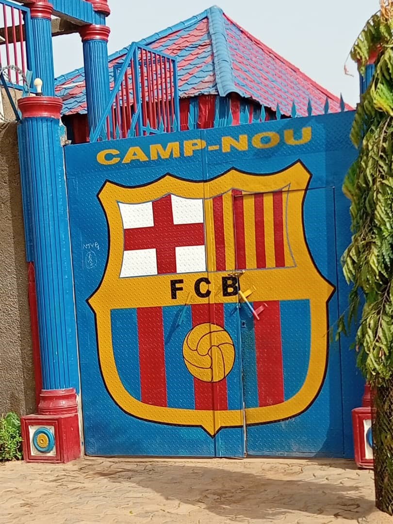 Tchad - DJASRABÉ NGUEBEL Gilles: Un fan de football dévoué qui décore sa maison aux couleurs du FC Barcelone