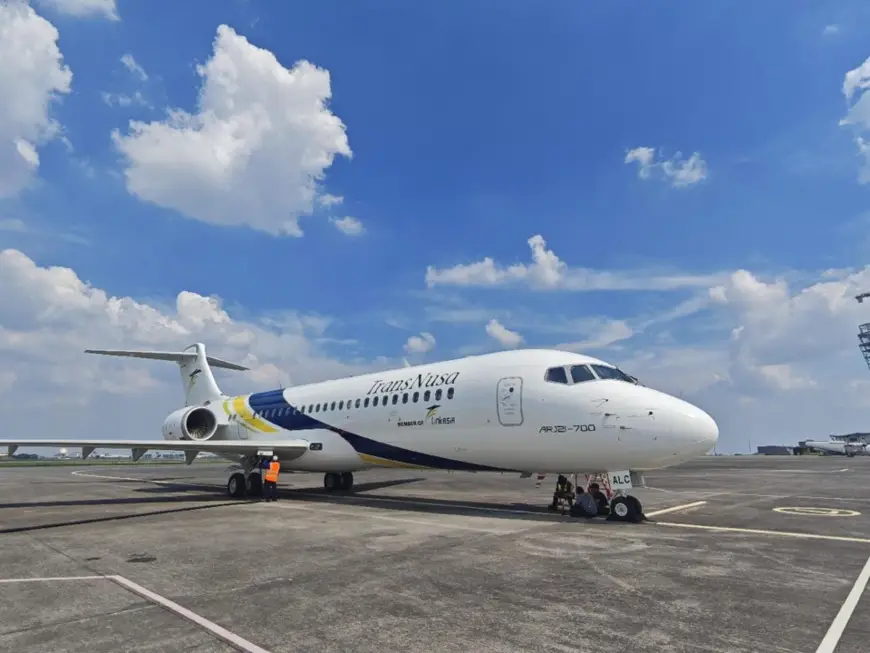 The third domestically-made jet ARJ21 delivered by China Aircraft Leasing Group to Indonesia's TransNusa arrives in Jakarta on the evening of May 31. This is the first cross-border transaction for a domestic aircraft settled in Chinese yuan. (Photo by Da Peng)