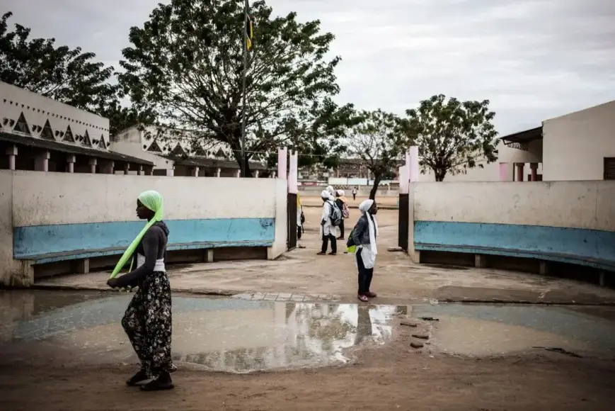 Des filles sortent de l’entrée principale d’une école publique à Nacala, au Mozambique, le 4 juillet 2018. Photo : Gianluigi Guercia/APF/Getty Images