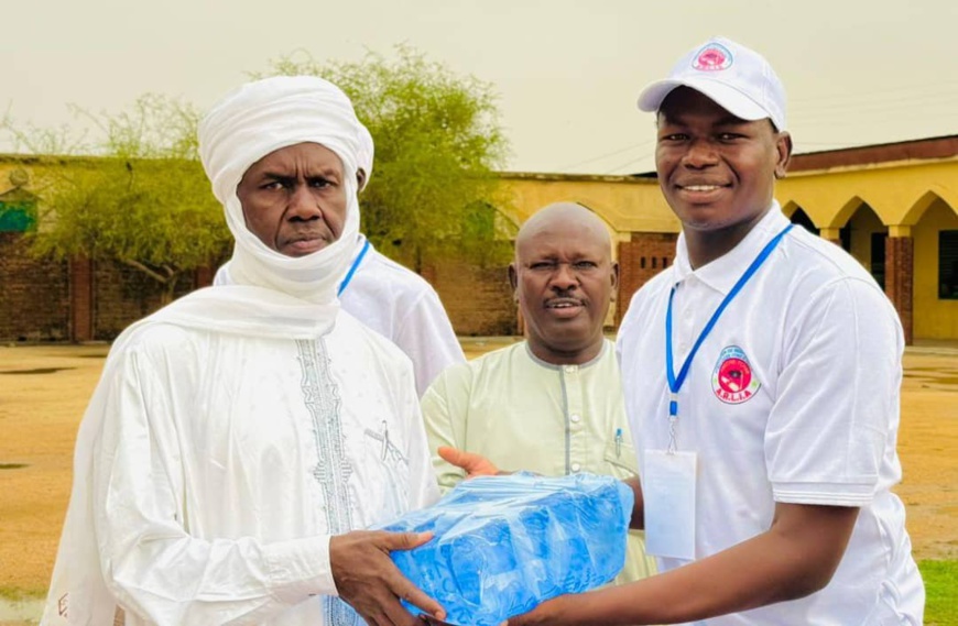 Tchad : à Abéché, l’association ARLIA fait un don de sachets d'eau aux candidats au bac