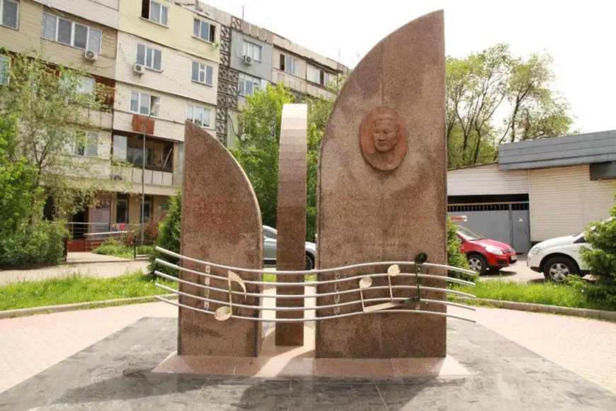 Photo shows a monument commemorating Chinese composer Xian Xinghai on Xian Xinghai Boulevard in Almaty, Kazakhstan. (Photo by Qu Song/People's Daily)