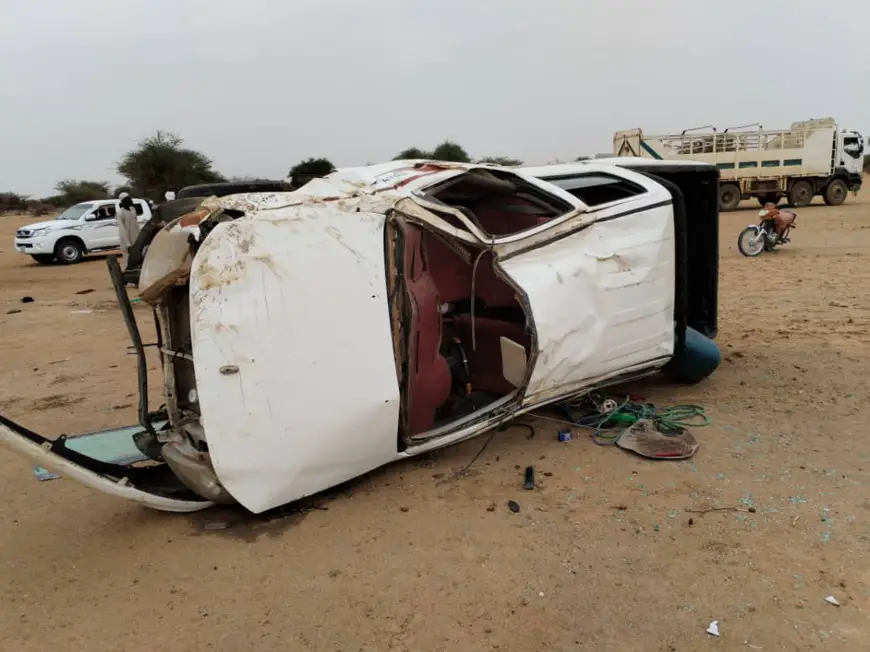 Tchad : un véhicule de transport fait un tonneau près d’Ati, un mort