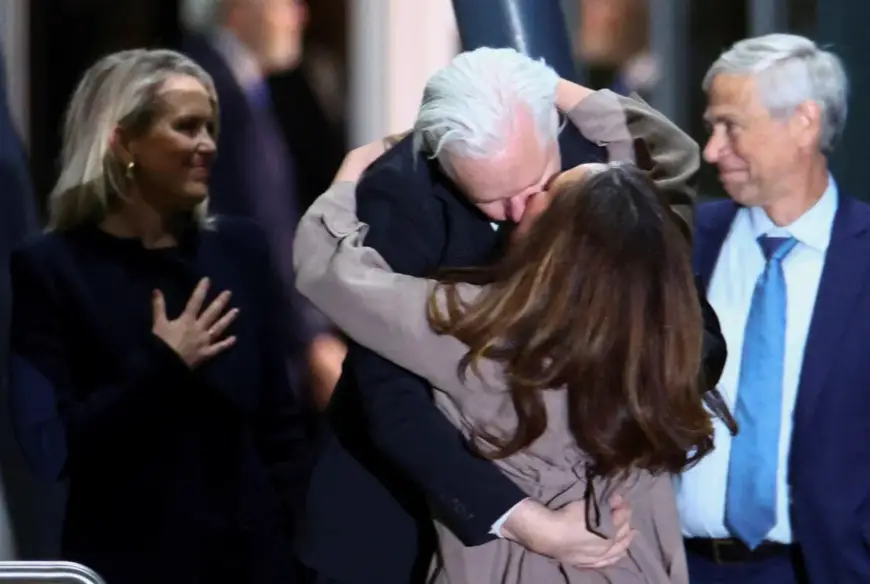 Assange embrasse sa femme Stella à son arrivée à Canberra, en Australie, mercredi. Photos : Edgar Su/Reuters
