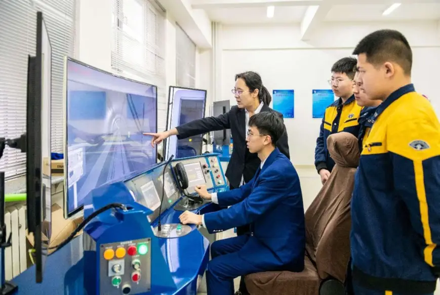 Students join simulated train driving under the instruction of a teacher at an urban transit training base of a vocational school in Hohhot, north China's Inner Mongolia autonomous region. (Photo by Ding Genhou/People's Daily Online)