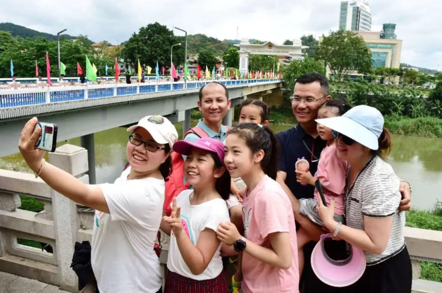 The Hekou Port on the China-Vietnam border in Hekou county, southwest China's Yunnan province, sees booming cross-border tourism. Photo shows tourists posing for a picture outside the port, May 2, 2024. (Photo by Xue Yingying/People's Daily Online)