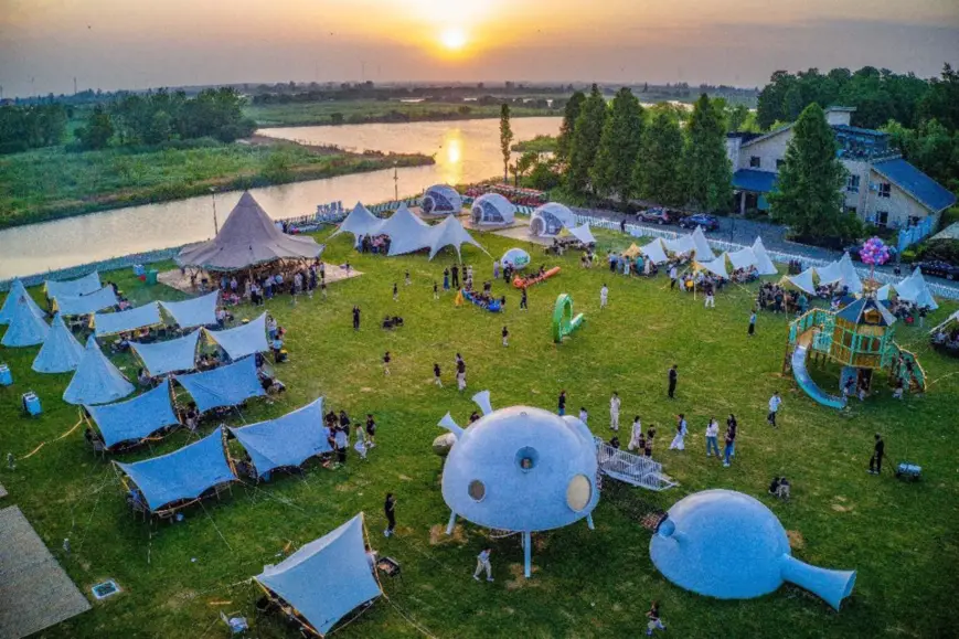 Tourists enjoy leisure time at a forest camping base at the Lixiahe National Wetland Park in Xinghua city, east China's Jiangsu province. (Photo by Zhou Shegen/People's Daily Online)