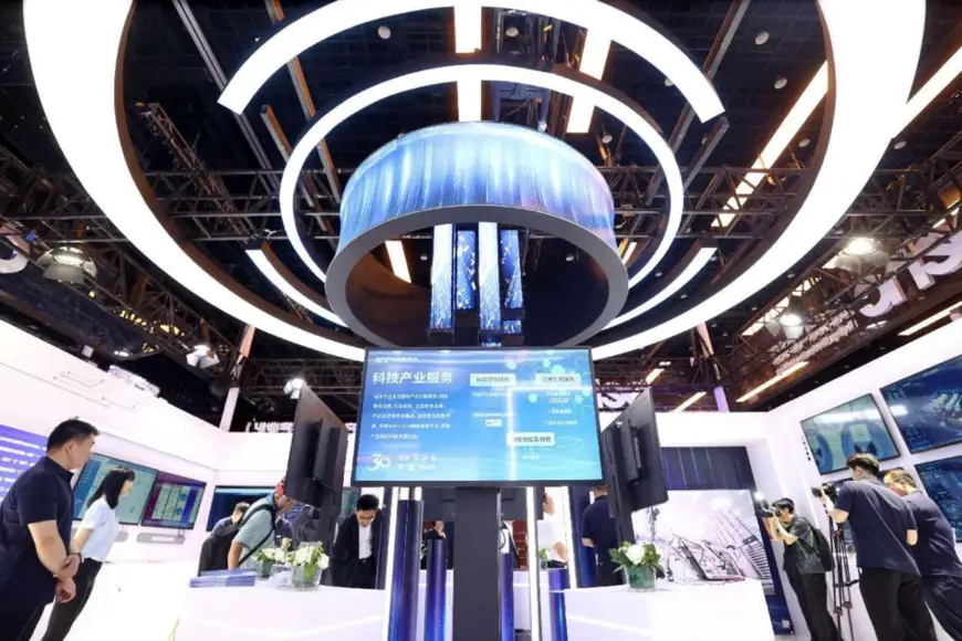 The Global Digital Economy Conference 2024 kicks off in Beijing on July 2, 2024. Photo shows visitors learning about sci-tech industrial services at an immersive experience zone of the event. (Photo by Chen Xiaogen/People's Daily Online)