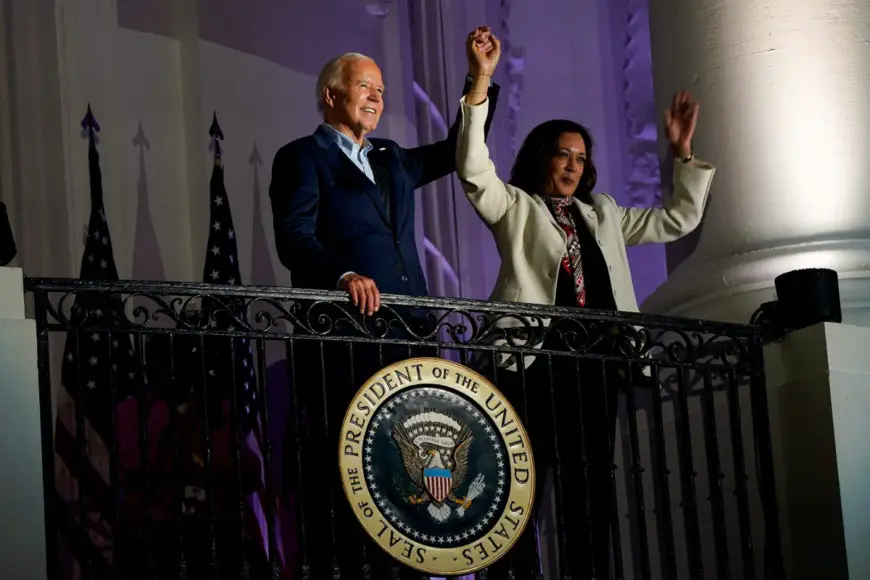 Le président Joe Biden et la vice-présidente Kamala Harris lèvent la main lors d'une célébration du Jour de l'Indépendance à Washington, D.C., le 4 juillet 2024. Photo: Elizabeth Frantz/Reuters