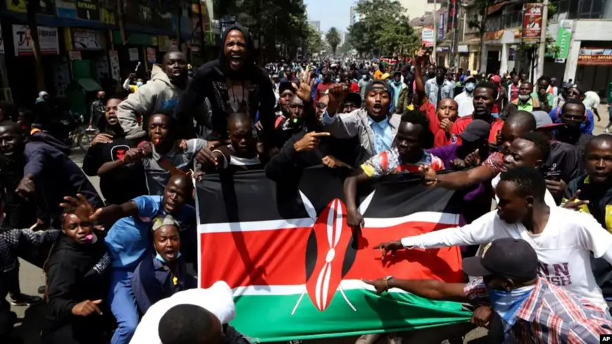 Des manifestants brandissent un drapeau kenyan lors d’une manifestation à Nairobi, au Kenya, le 23 juillet 2024. Photo : voanews.com