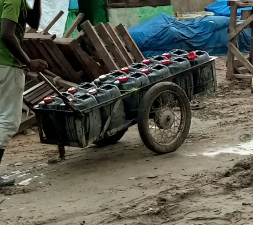 Tchad : Les "Nas al-mé", ces porteurs d'eau qui alimentent une ville assoiffée