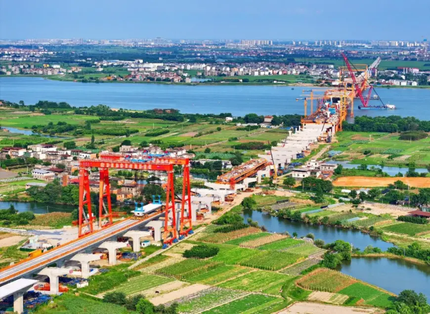 Photo shows the construction site of the Yangzizhou Ganjiang Highway-Railway Bridge in east China's Jiangxi province. (Photo by Zhu Haipeng/People's Daily Online)