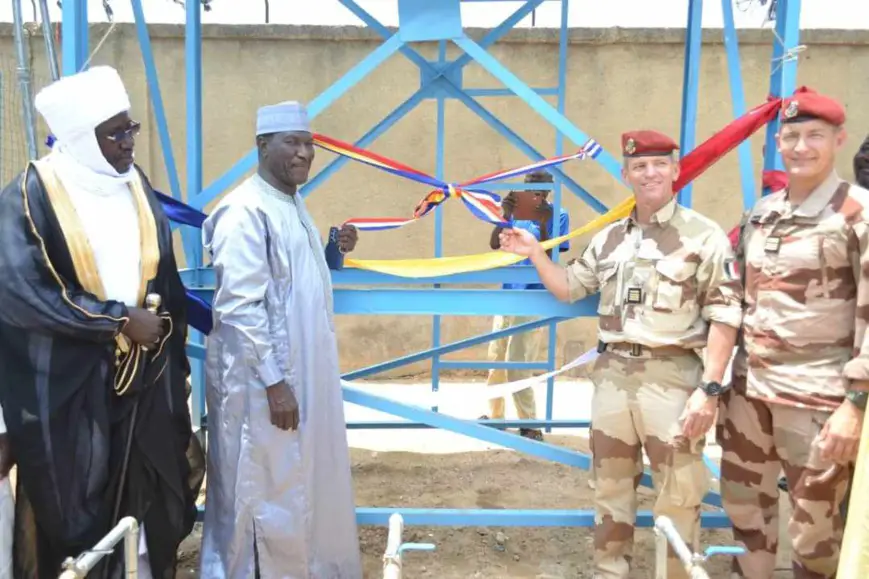 Tchad : les forces armées françaises offrent un forage d'eau à la population d'Abéché