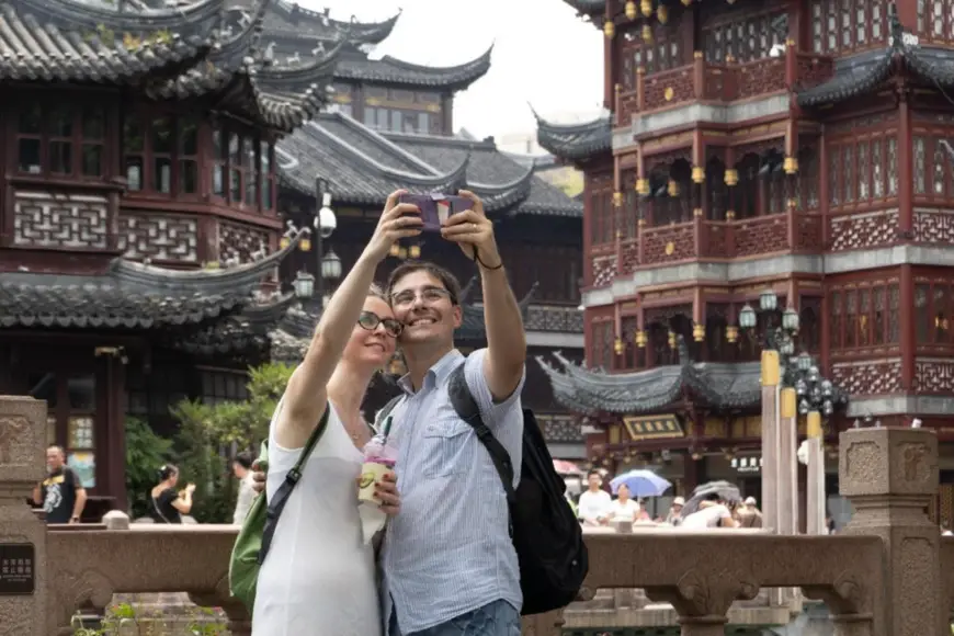 Foreign visitors pose for a picture at Shanghai's Yuyuan Garden, August 2, 2024. (Photo by Wang Gang/People's Daily Online)