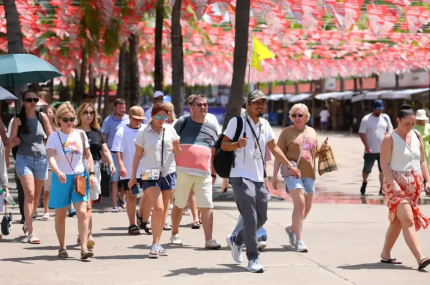 Foreign tourists visit the Nanshan Cultural Tourism Zone in Sanya, south China's Hainan province, July 19, 2024. (Photo from the Department of Tourism, Culture, Radio, Television and Sports of Hainan Province)