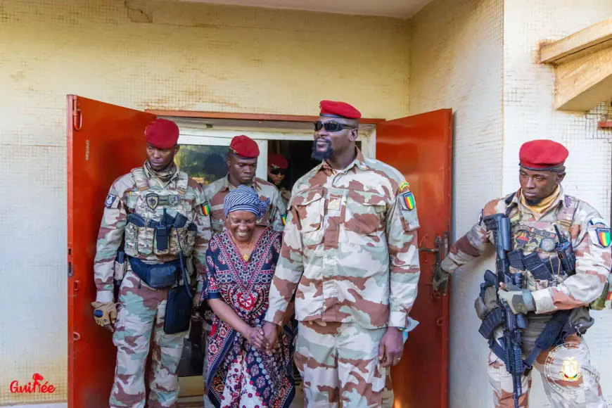 Guinée : le général Doumbouya rend une visite de courtoisie à la facilitatrice Hadja Aïcha Bah