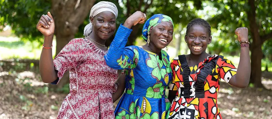 Groupe de jeunes femmes africaines en robes traditionnelles colorées. Photo : blogs.worldbank.org