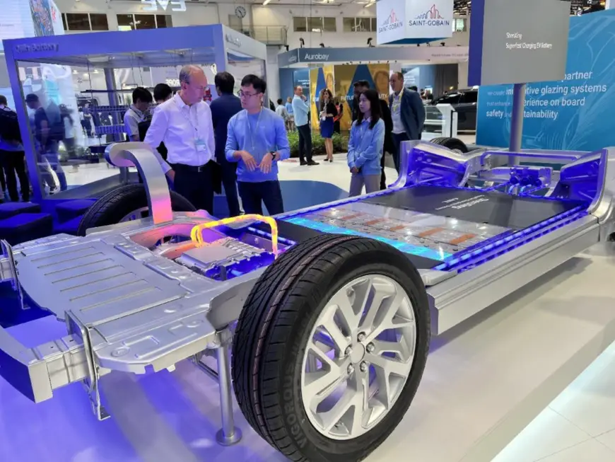 A staff member explains battery technologies of Chinese power battery manufacturer CATL to a European client at the International Motor Show Germany held in Munich. (Photo by Li Qiang/People's Daily)