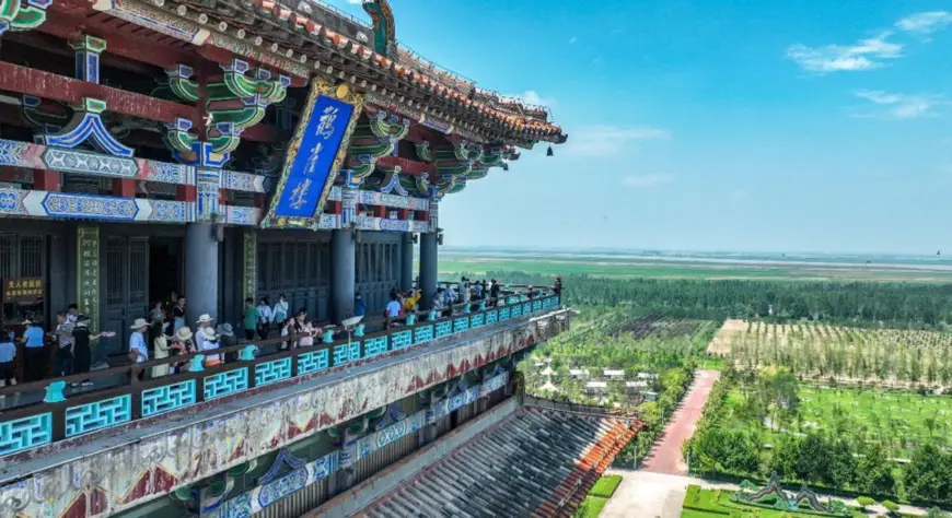 Tourists visit the Stork Tower, also known as Guanquelou in Chinese, in Yongji city, north China's Shanxi province. (Photo by Jin Yumin/People's Daily Online)