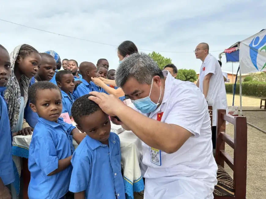 A health checkup is conducted for local children by the 18th Chinese medical team to Chad. (By Wang Lini)