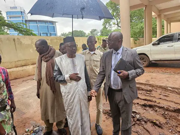 Mali : Le ministre de l’Environnement évalue les impacts des inondations et met en place des mesures d'urgence pour protéger les employés et les biens du SIFOR