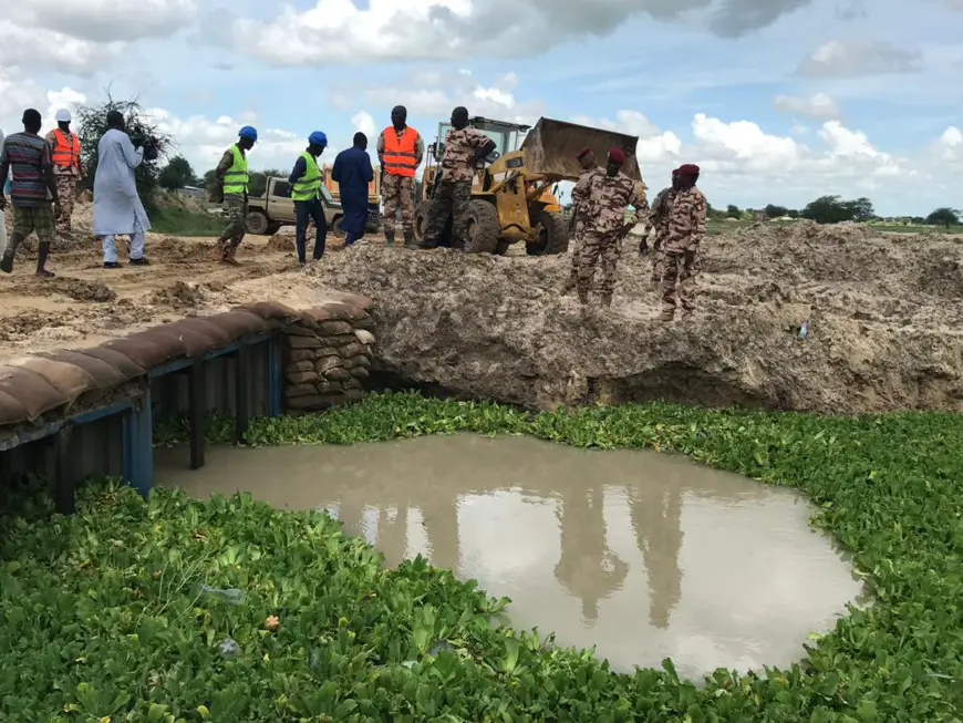 Le génie militaire à l'oeuvre fin août 2024 à N'Djamena dans le cadre de la lutte sur les inondations. © Malick Mahamat/Alwihda Info