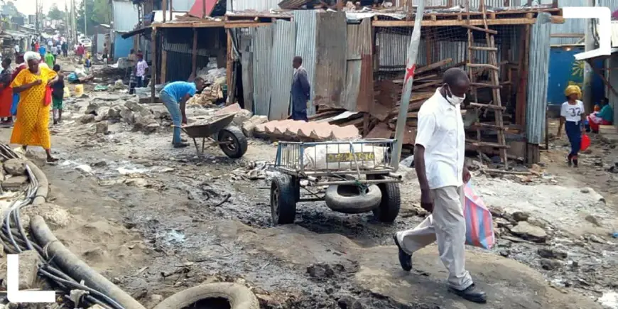 Mises à jour de Mukuru SPA ; Suppression en cours des structures d'habitation situées sur les routes par les résidents pour ouvrir la voie à la construction du réseau routier à Mukuru Kwa Reuben. Photo; KYCTV