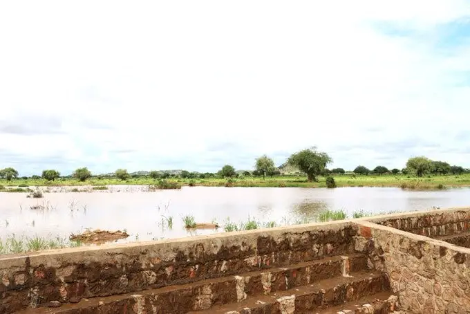 Tchad : Les murs de pierre et le seuil d'épandage de Tandou