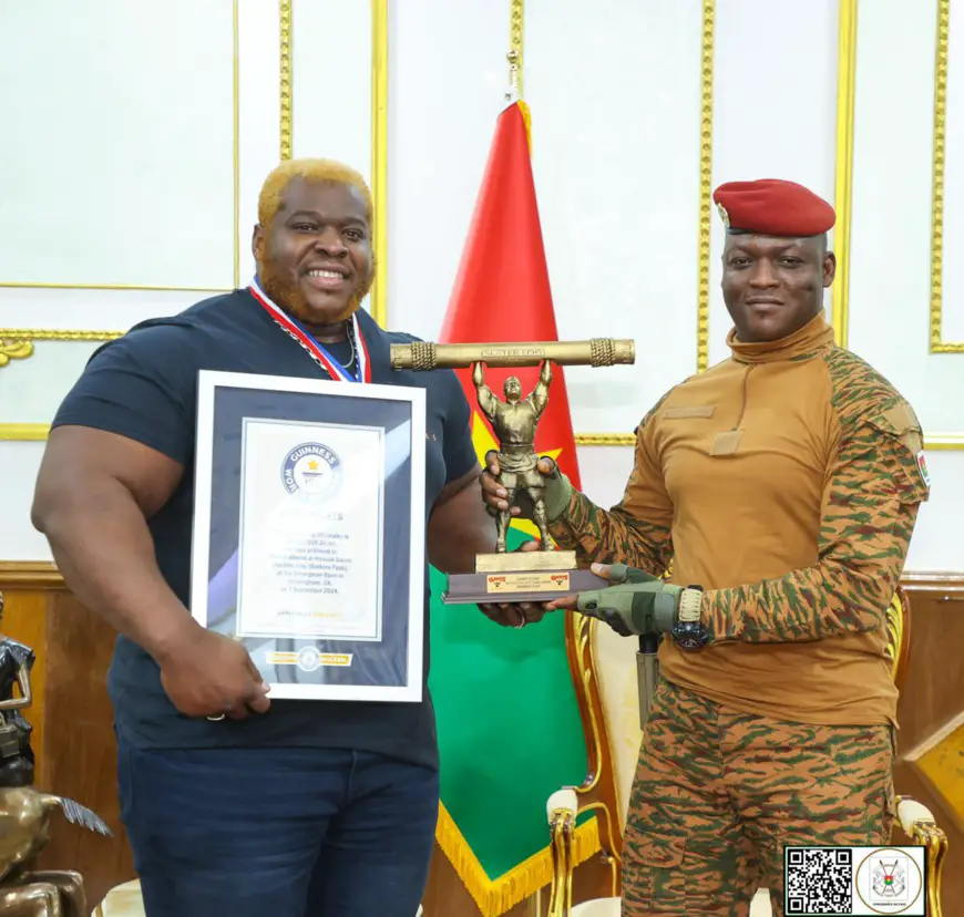 Burkina : le champion du monde de log lift présente son trophée au président Ibrahim Traore